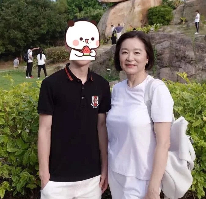 林青霞游武夷山打扮朴素接地气 与路人合影毫无架子