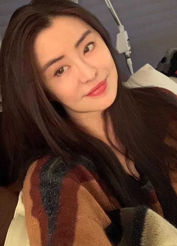 「奇趣网」岁月不败美人！王祖贤晒圣诞节自拍气质依旧