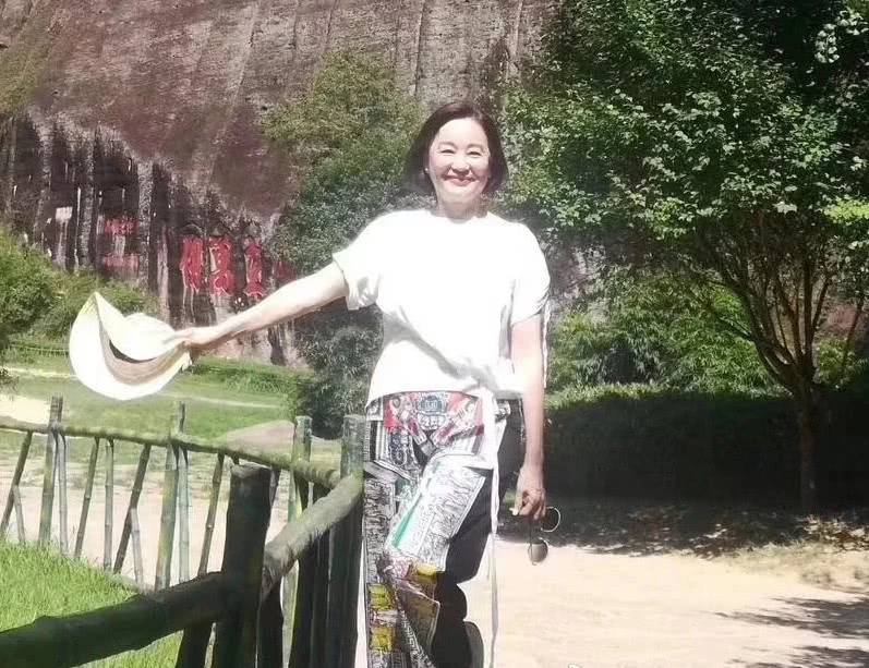 林青霞游武夷山打扮朴素接地气 与路人合影毫无架子