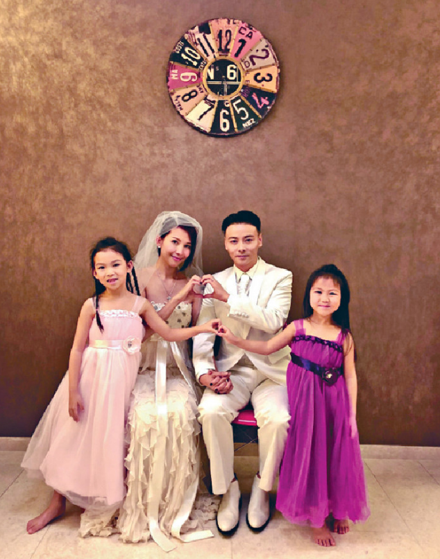 张晋夫妇恩爱挽手逛街买饮料 蔡少芬挺孕肚腰酸用手按摩