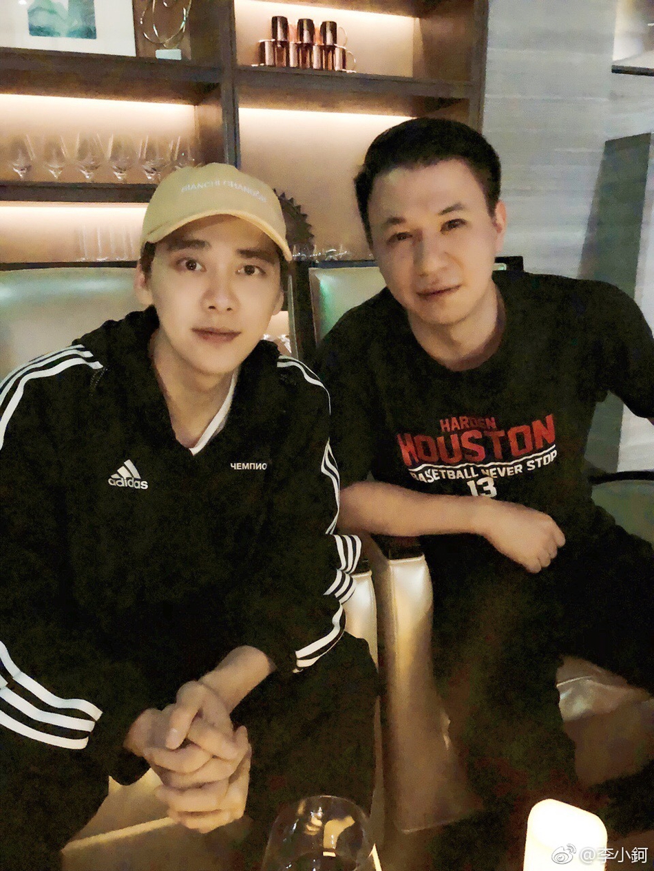 组图:李易峰回成都与老同学聚会吃火锅 合影全