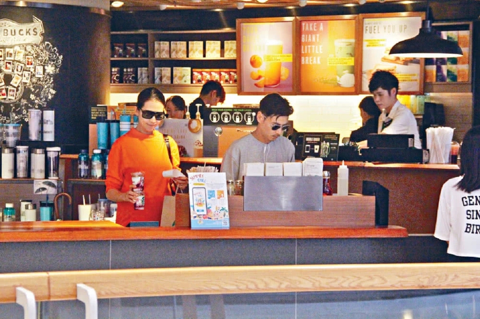 张晋夫妇恩爱挽手逛街买饮料 蔡少芬挺孕肚腰酸用手按摩