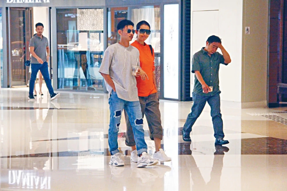 张晋夫妇恩爱挽手逛街买饮料 蔡少芬挺孕肚腰酸用手按摩