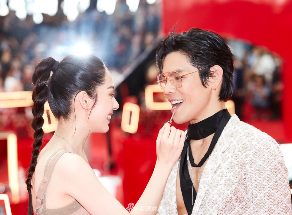 向佐郭碧婷互为对方涂唇膏 透露今年四季度办婚礼