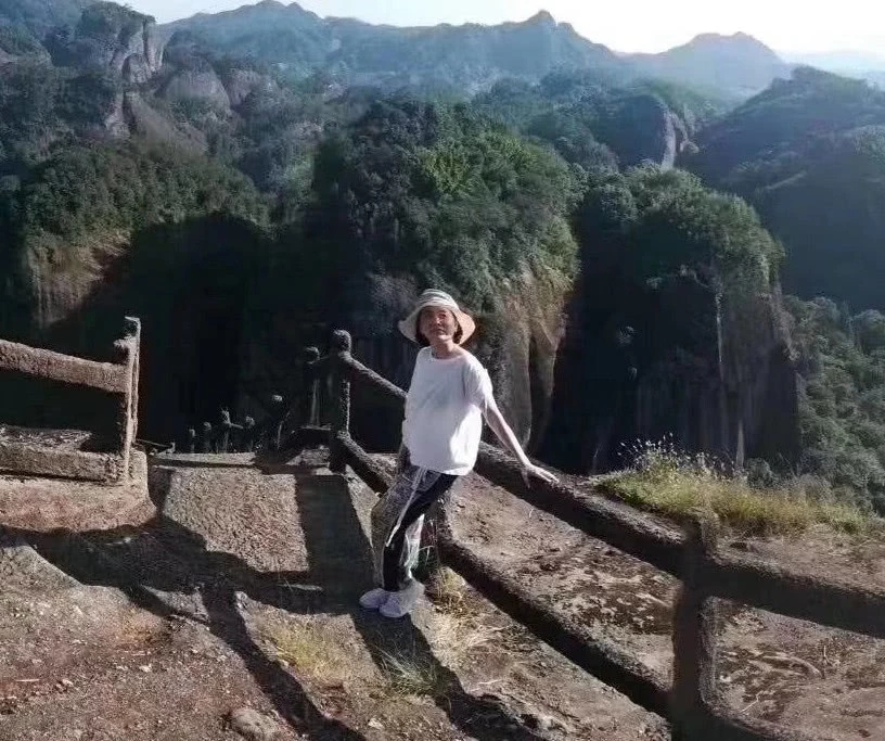 林青霞游武夷山打扮朴素接地气 与路人合影毫无架子