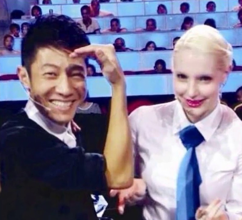 【奇趣网】撒贝宁结婚三年多低调甜蜜 外籍妻子诞下混血龙凤胎