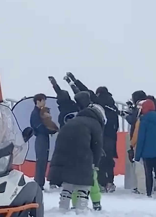 组图:网友滑雪场偶遇王俊凯拍杂志 怀抱狗狗穿着单薄很敬业