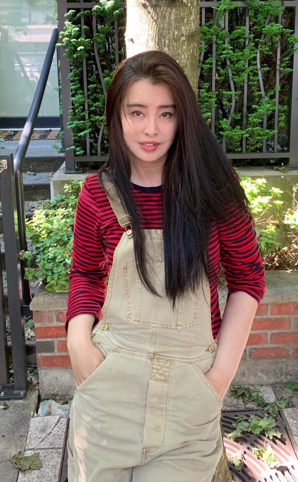 「奇趣网」岁月不败美人！王祖贤晒圣诞节自拍气质依旧