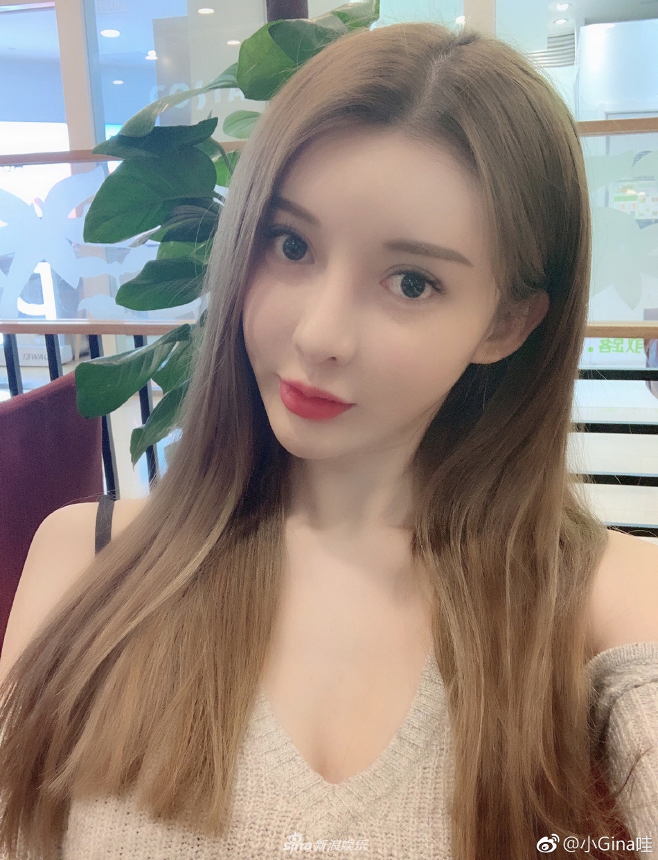 组图:还记得小g娜吗?自诩时尚博主的她玩转性感与清纯
