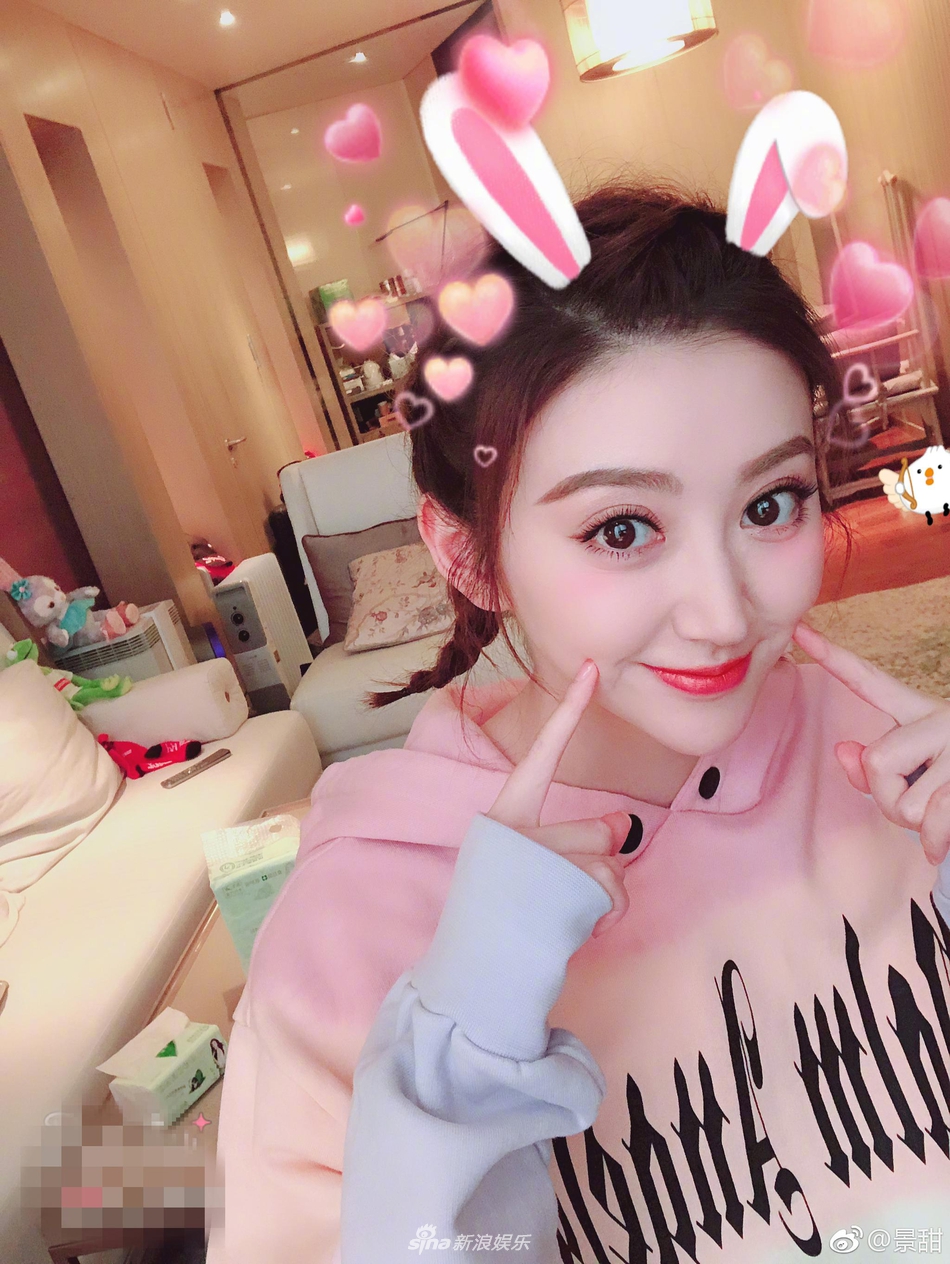 组图:景甜晒自拍意外曝光闺房 装潢简单温馨布置可爱