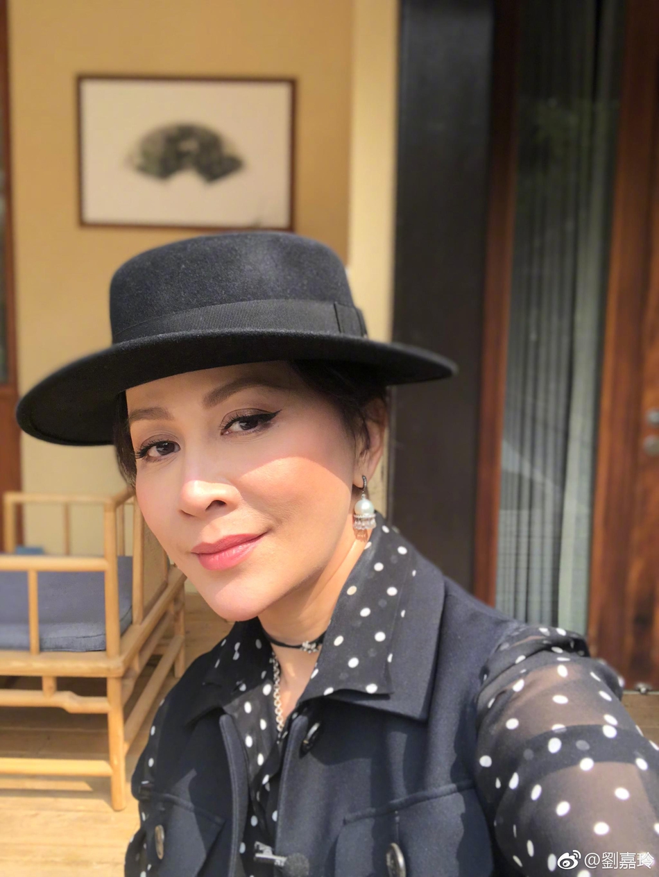 组图:刘嘉玲黑衣礼帽显尊贵 与奚梦瑶相约吃过桥米线