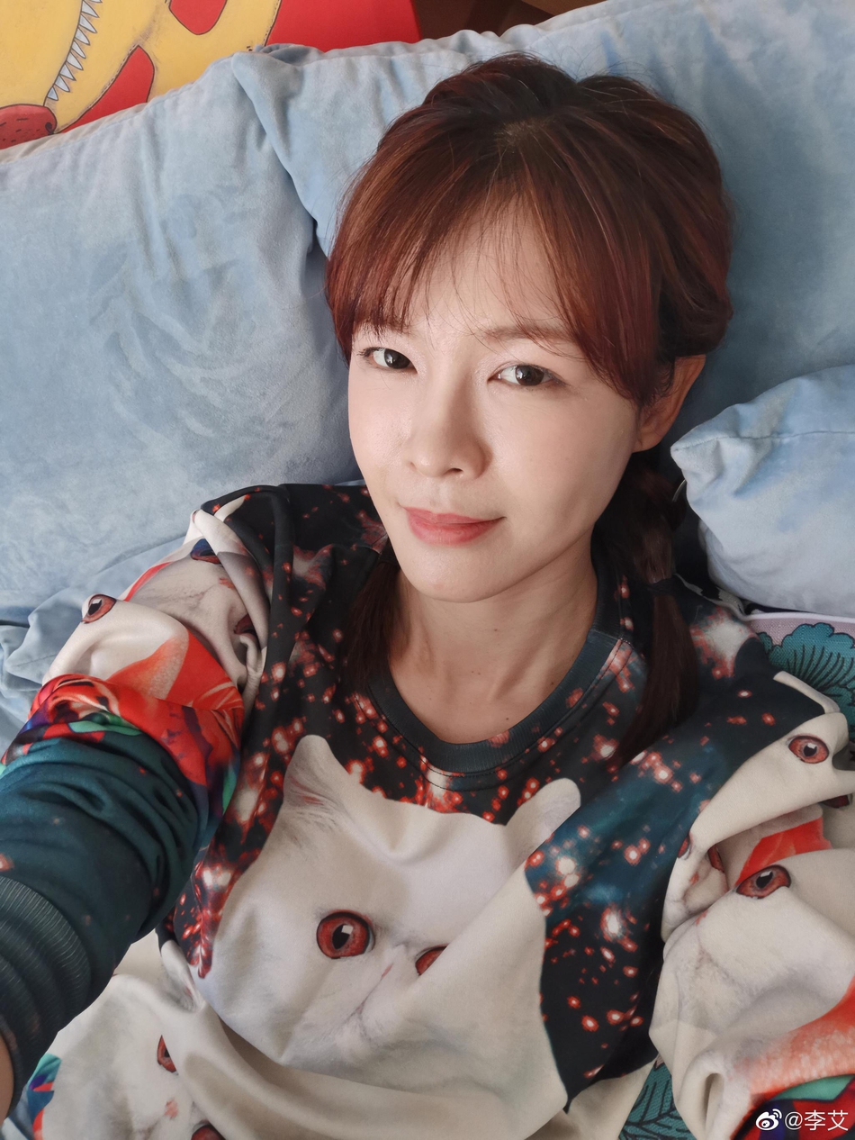 组图:李艾晒健身照秀蛮腰细腿 产后9个月身材已完全恢复