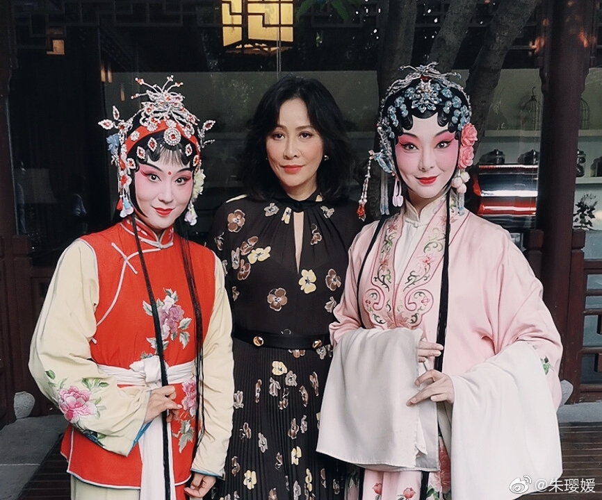 梁朝伟携刘嘉玲苏州看昆剧 两人打扮低调同场却不同框