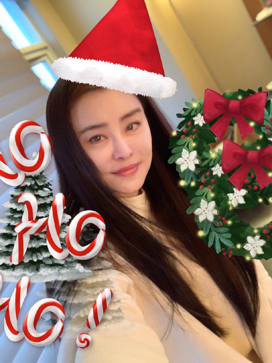 「奇趣网」岁月不败美人！王祖贤晒圣诞节自拍气质依旧