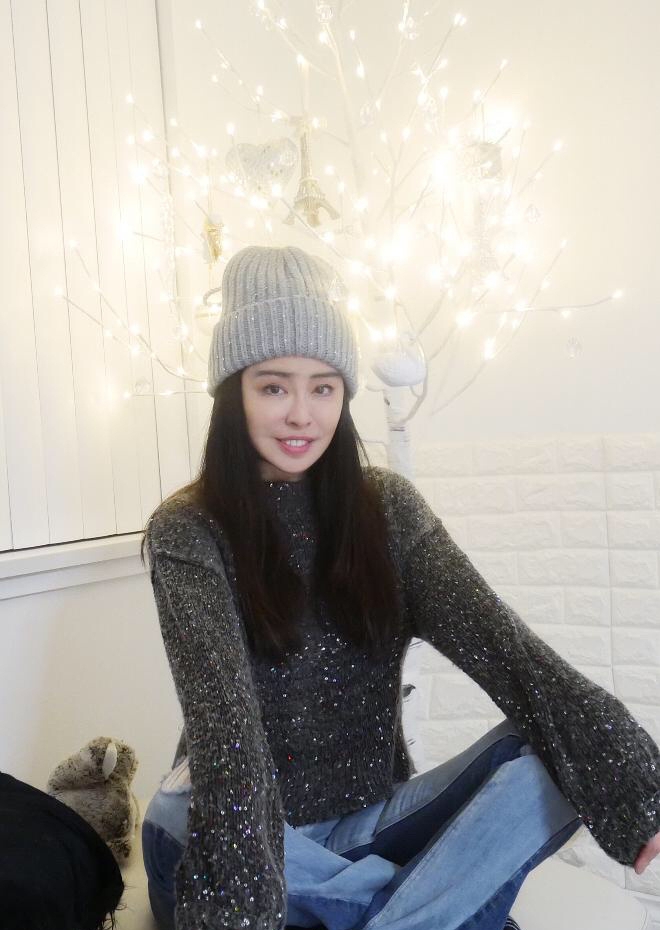 「奇趣网」岁月不败美人！王祖贤晒圣诞节自拍气质依旧