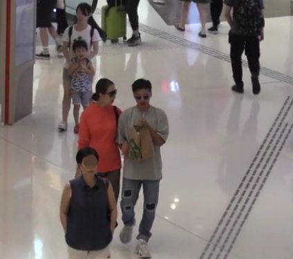 张晋夫妇恩爱挽手逛街买饮料 蔡少芬挺孕肚腰酸用手按摩