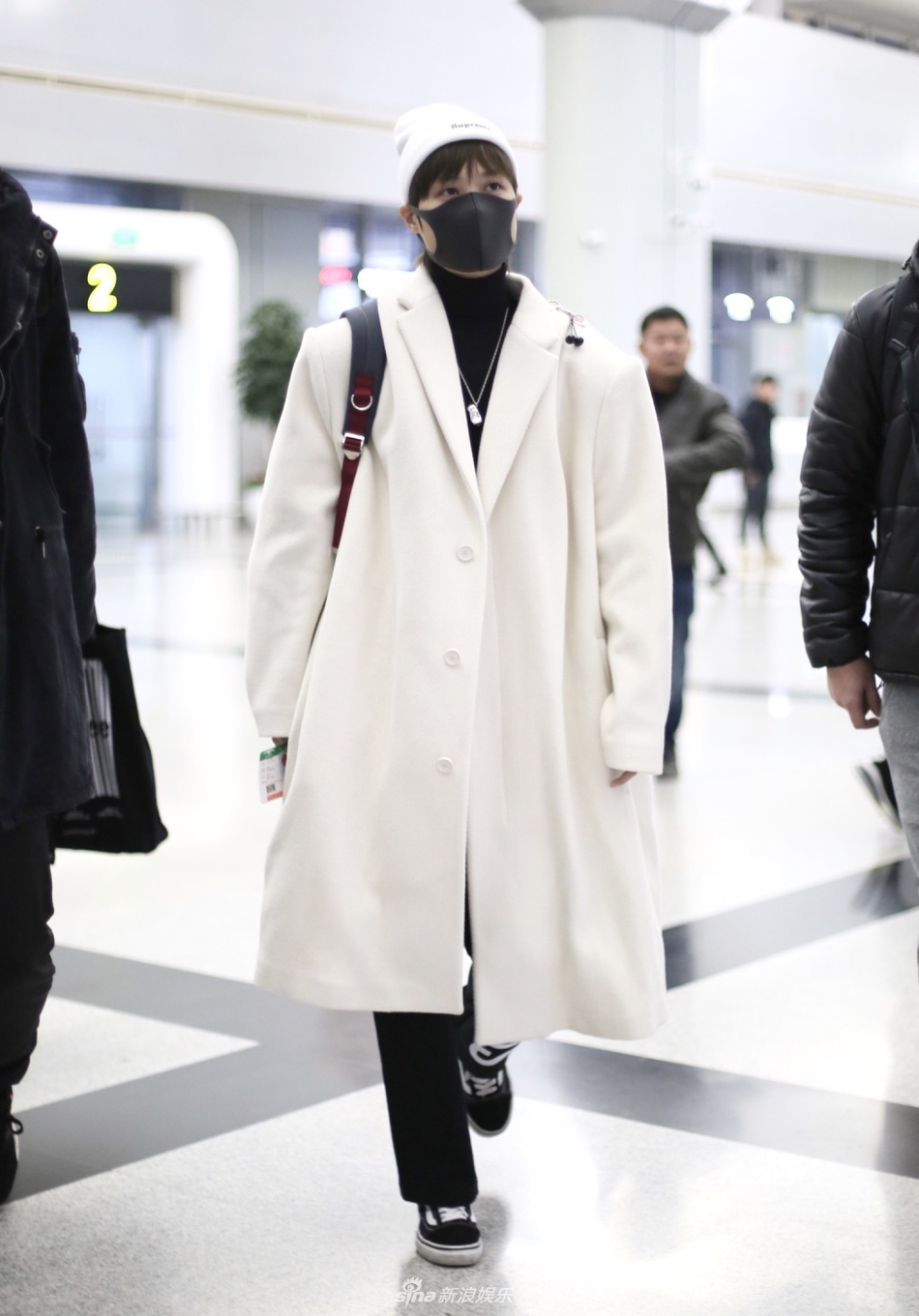 顾源白色风衣_白色背景纯色