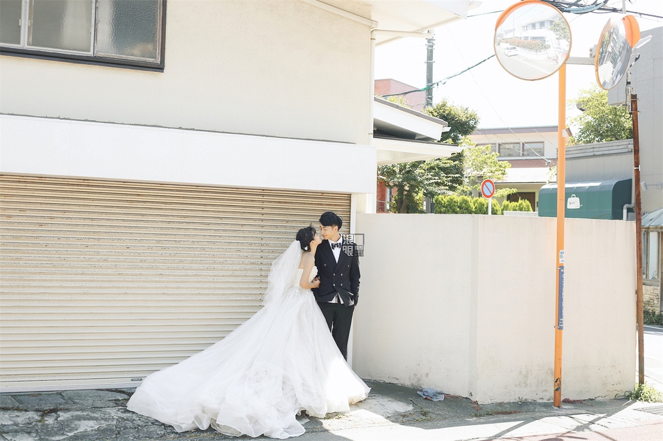 女抱男婚纱照_婚纱照女(2)
