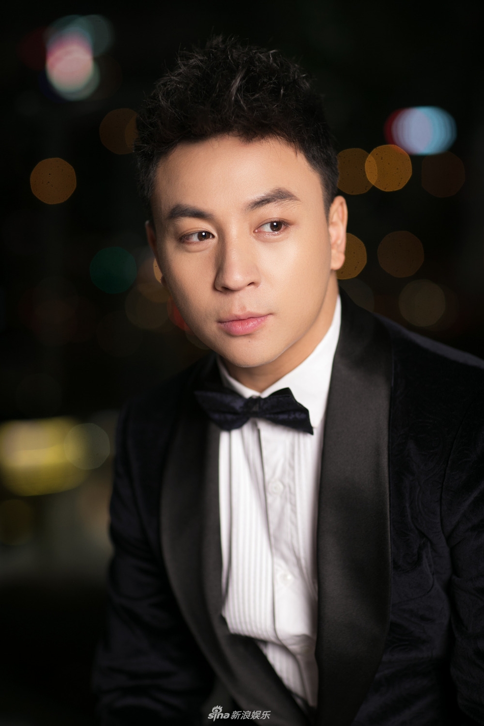 组图:释小龙受邀出席盛典 丝绒西装搭配领结贵气十足