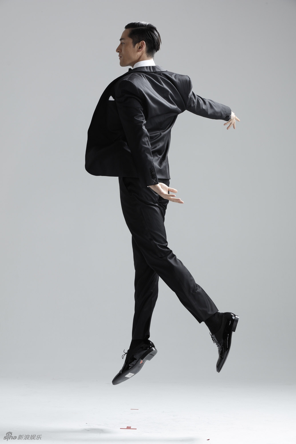 组图:胡歌放飞自我拍大片 被调侃像快乐的傻子