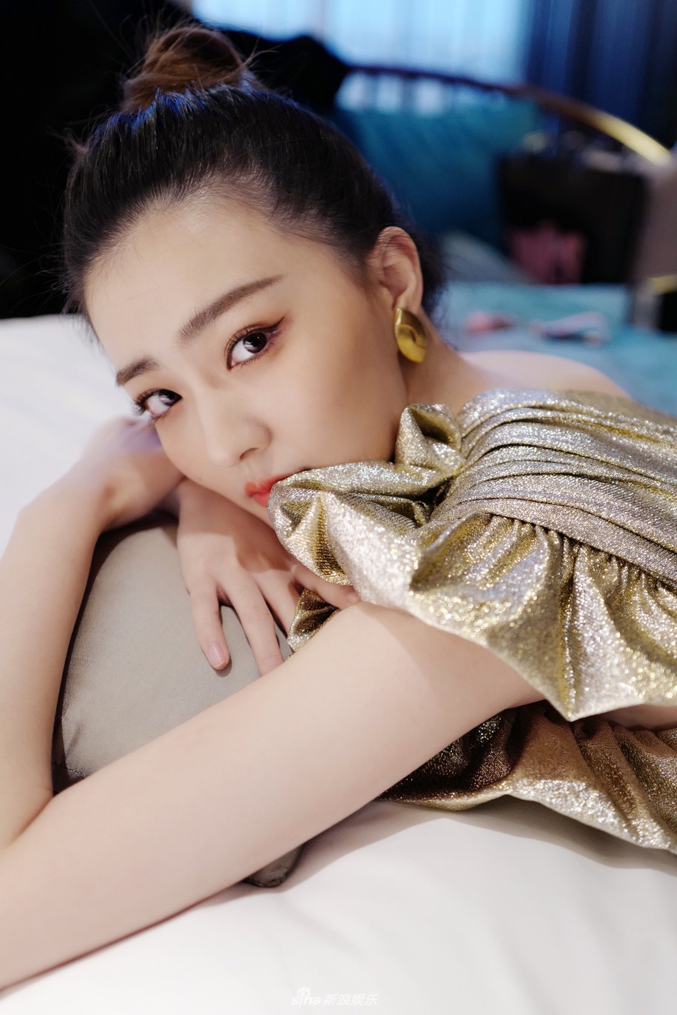 组图:徐璐回归甜美长发造型 年底奖项收获颇丰