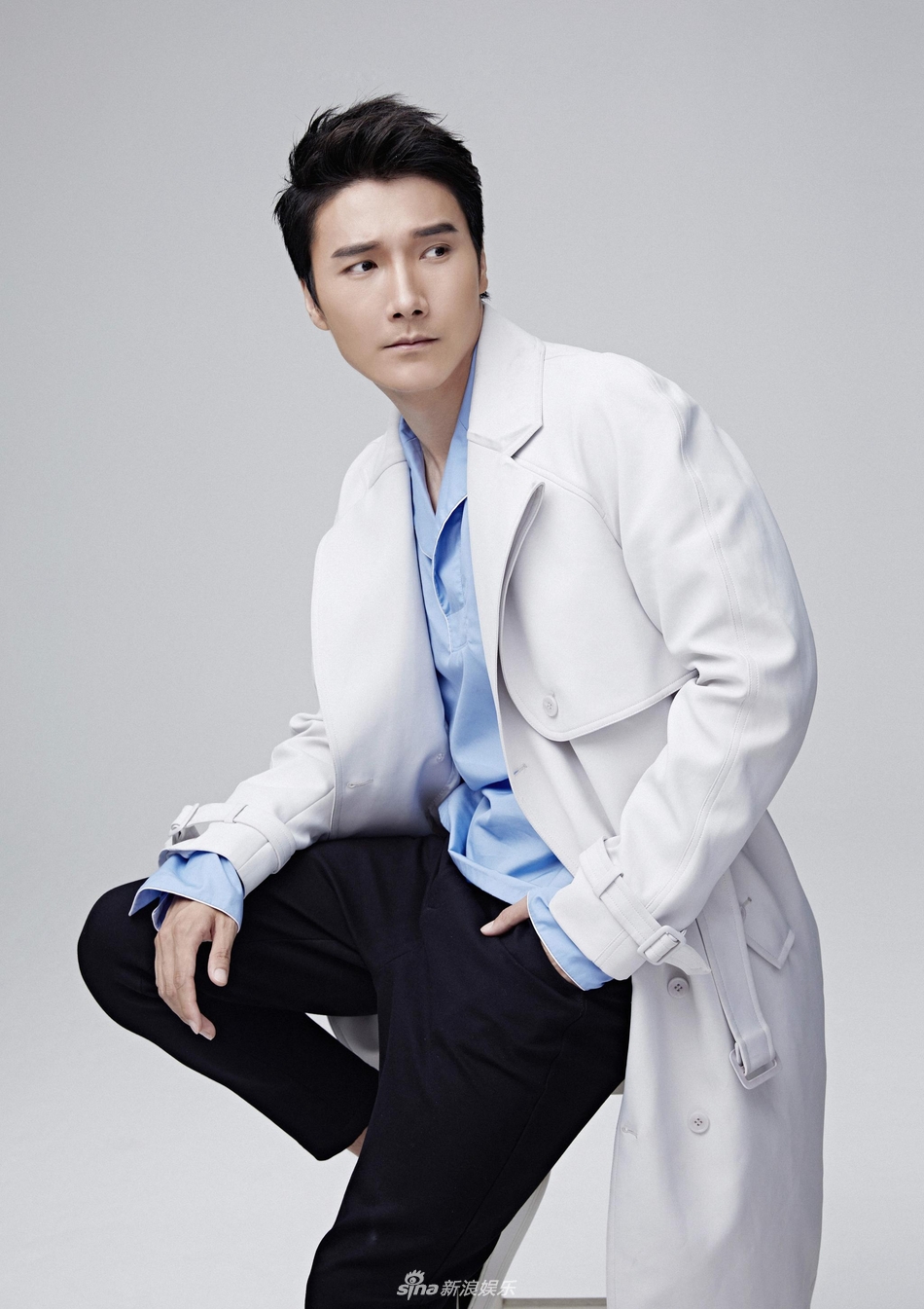 顾源白色风衣_白色背景纯色(2)