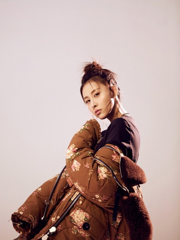 贾青新年写真大片 复古质感眼神温暖