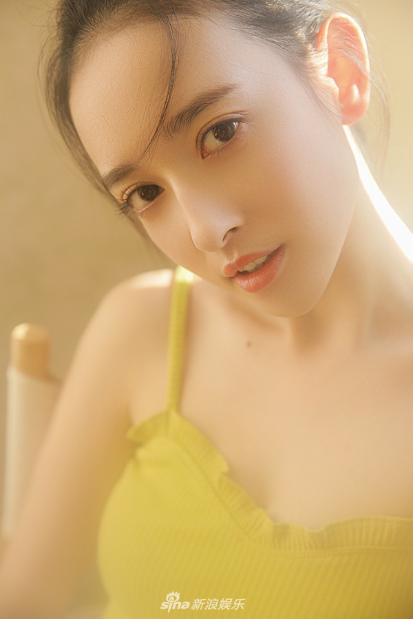 组图:灵气小花康宁曝光最新写真 自然俏皮气质佳