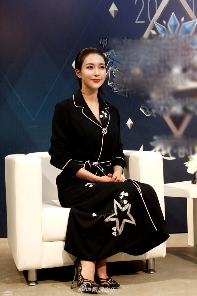 胡然受邀参加时尚公益盛典 靓丽吸睛致力环保受称赞