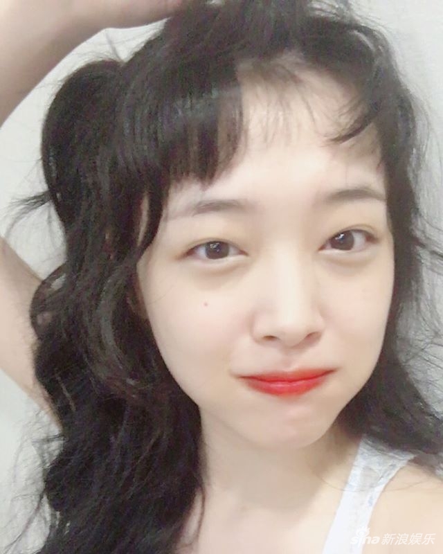 崔雪莉再换新发型 齐刘海卷发清纯可人