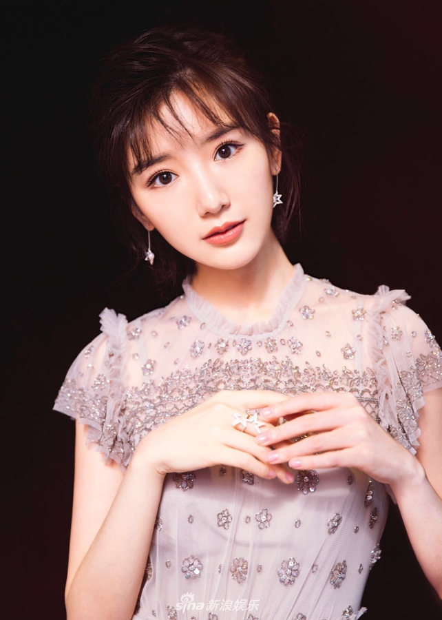 组图:毛晓彤亮相嘉人红毯 蛋糕纱裙轻盈灵动