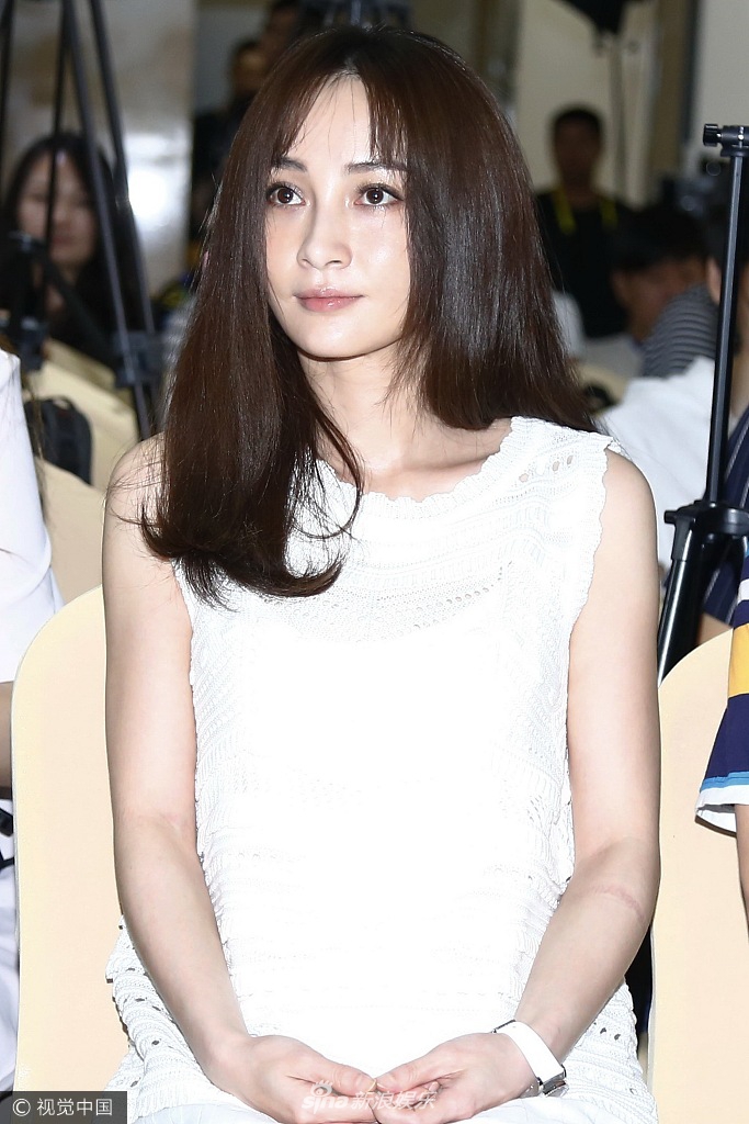 姚笛一袭白裙清新动人 捂嘴热聊不忘紧搭裙摆防走光