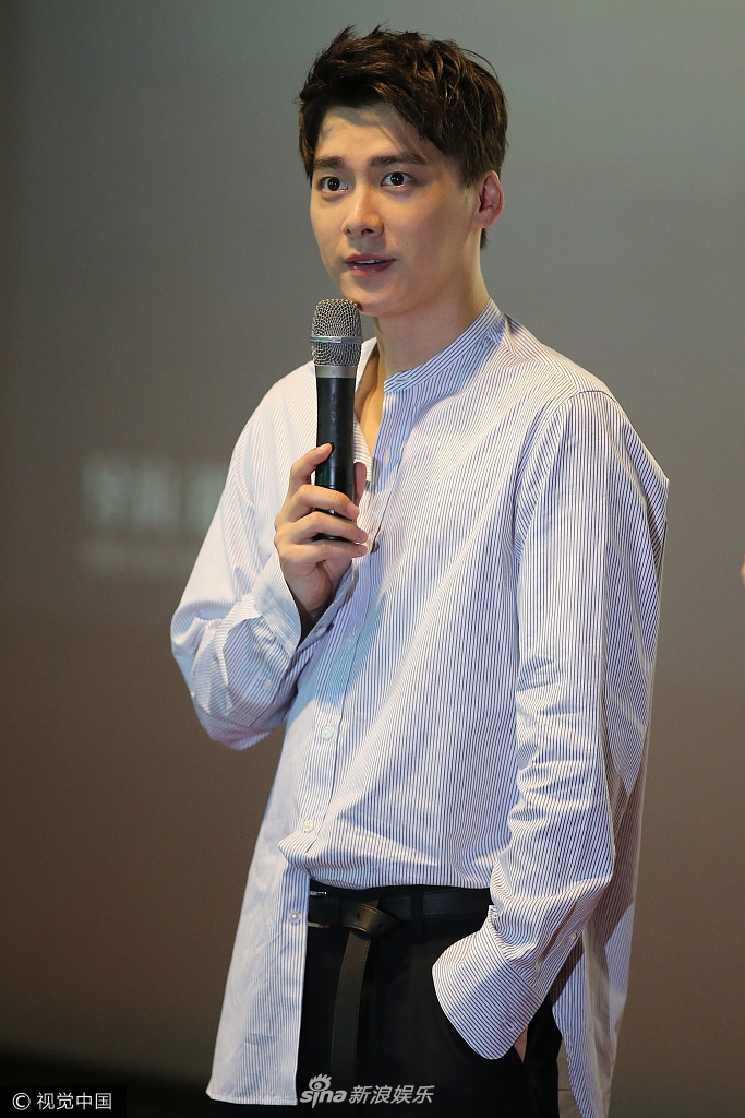 组图:李易峰衬衫半塞裤腰帅气 拒粉丝求抱:我是全世界的