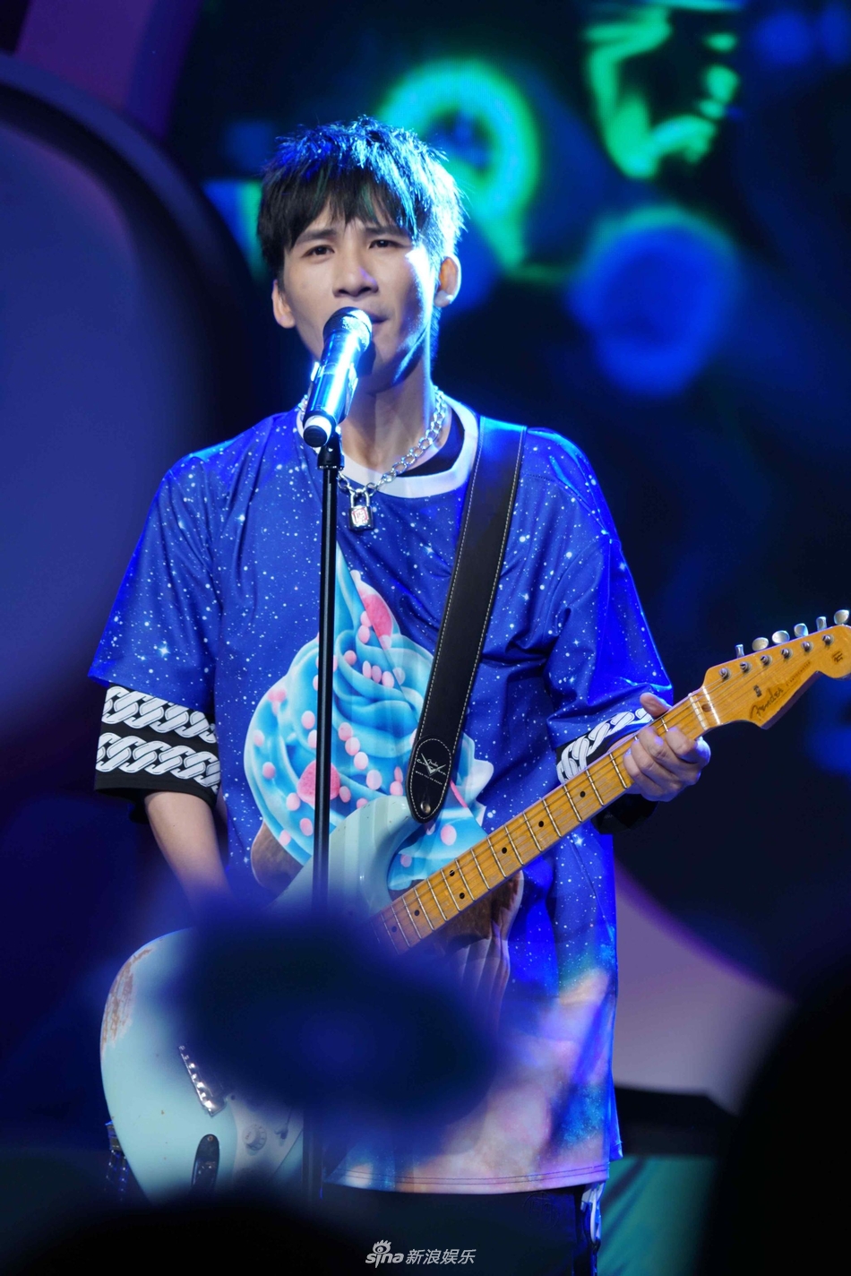 组图大张伟生日会坦言新曲走文艺风天天兄弟vcr祝贺