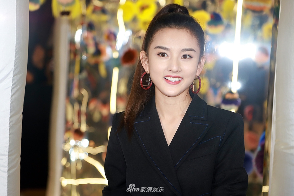 宋祖儿全黑西装look走成熟风 红唇惊艳美腿吸