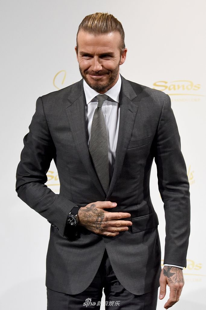 beckham)出席东京某商业活动,他身穿灰色西装绅士迷人,大背头迷醉造