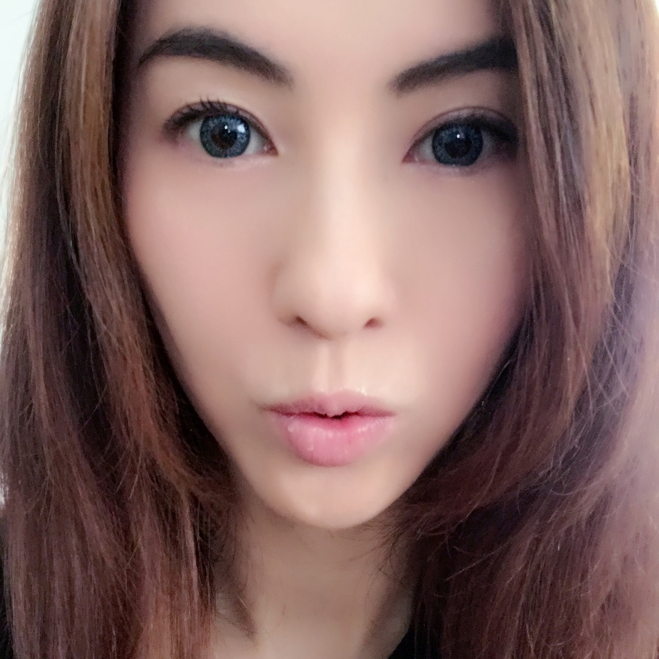 组图:张柏芝嘟嘴卖萌颜值高 戴蓝色美瞳清纯似少女