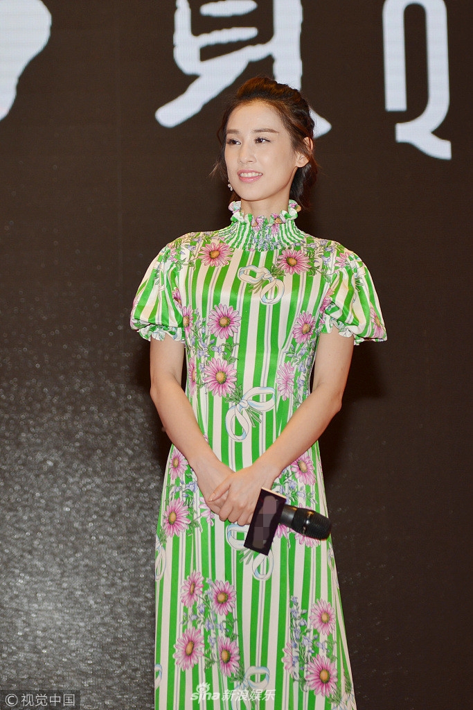 组图:黄圣依绿白裙配色似桌布 皮肤白嫩笑容甜美