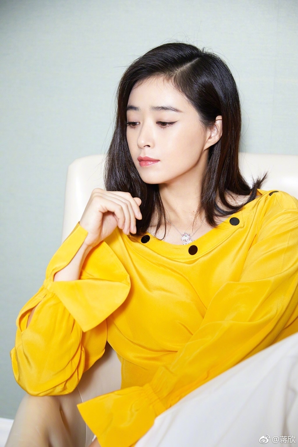 组图:美出新高度!蒋欣着黄色上衣优雅温柔气场强