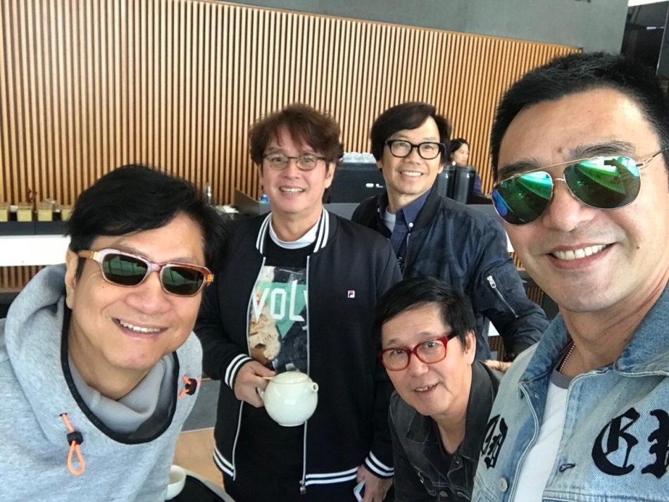 组图:钟镇涛晒温拿成员近照"五虎"再聚满满的回忆