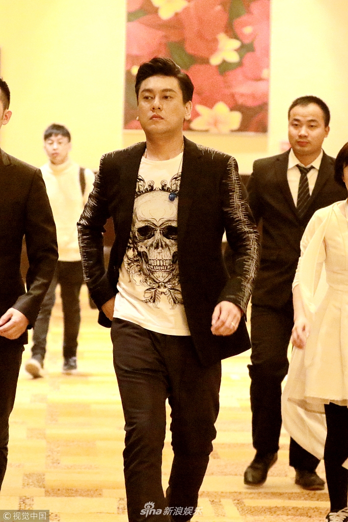 组图朱孝天身材发福现双下巴商演唱歌十分投入