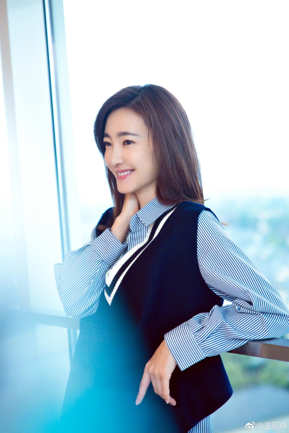 组图:王丽坤低头甜笑展侧颜杀 青春靓丽元气满满