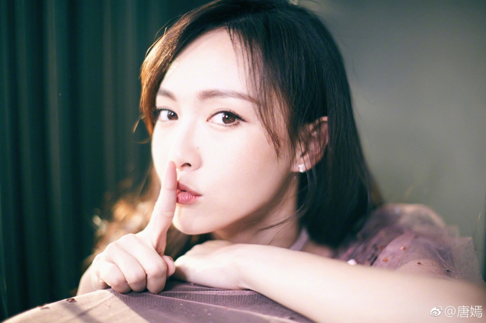组图:唐嫣晒美照害羞捂嘴笑 嘟嘴卖萌俏皮灵动