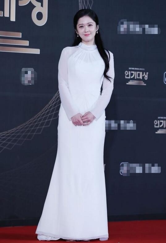 组图:韩星张娜拉着白裙上围显丰满 逆龄童颜吸睛