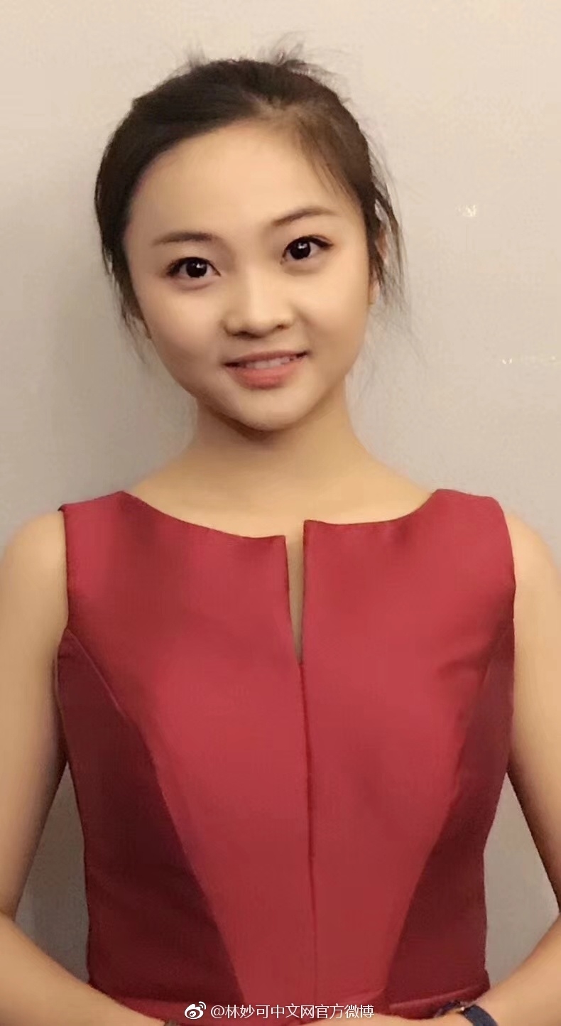 组图:林妙可近照曝光 瘦身成功小v脸抢镜
