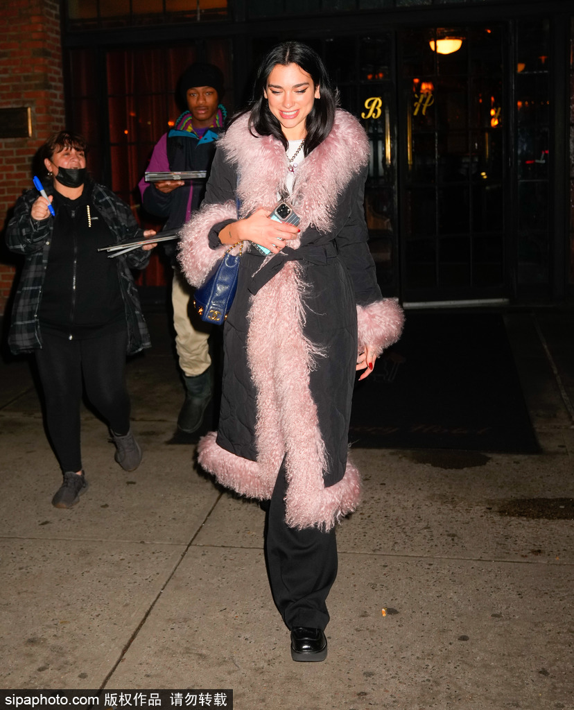 Dua Lipa穿粉色毛绒黑大衣现身街头 简约个性魅力不减