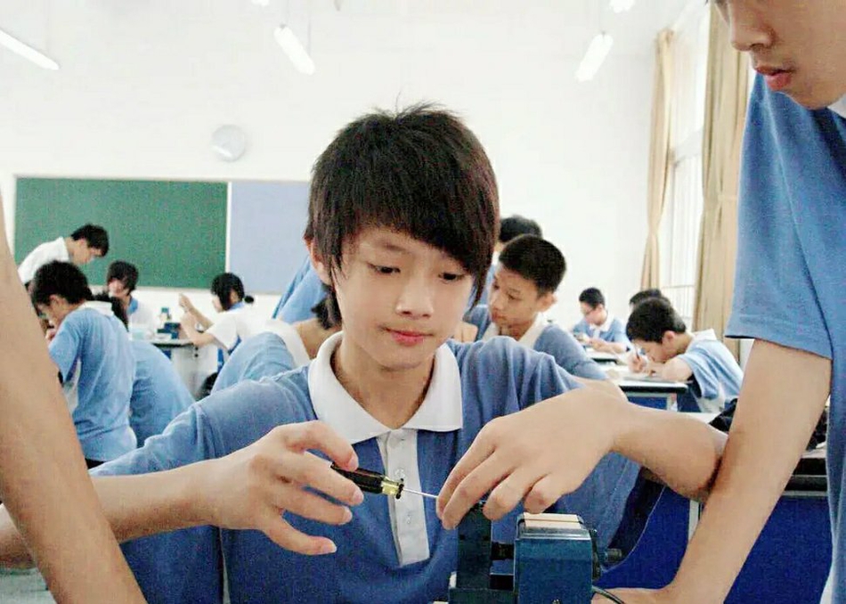 组图:许凯高中旧照曝光穿白衬衫浓眉大眼青涩帅气第6张图片 组图:许凯高中旧照曝光穿白衬衫浓眉大眼青涩帅气第6张图片