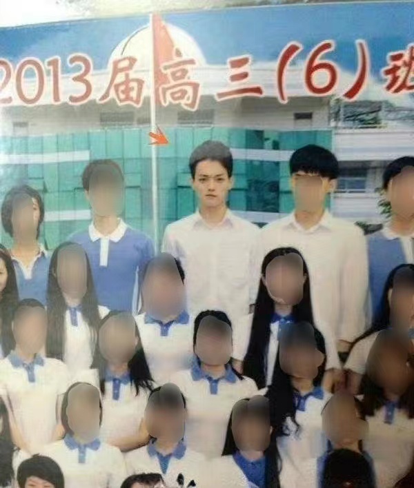 组图:许凯高中旧照曝光穿白衬衫浓眉大眼青涩帅气第1张图片 组图:许凯高中旧照曝光穿白衬衫浓眉大眼青涩帅气第1张图片