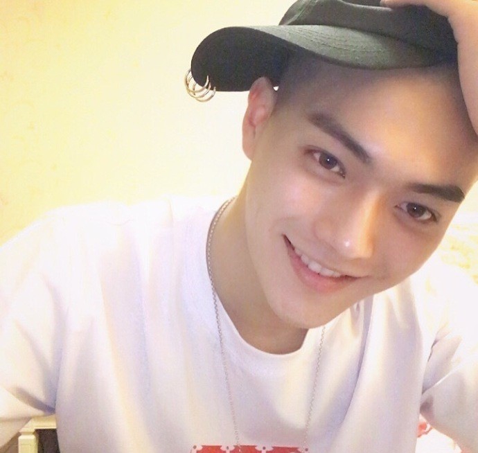 组图:许凯高中旧照曝光穿白衬衫浓眉大眼青涩帅气第4张图片 组图:许凯高中旧照曝光穿白衬衫浓眉大眼青涩帅气第4张图片