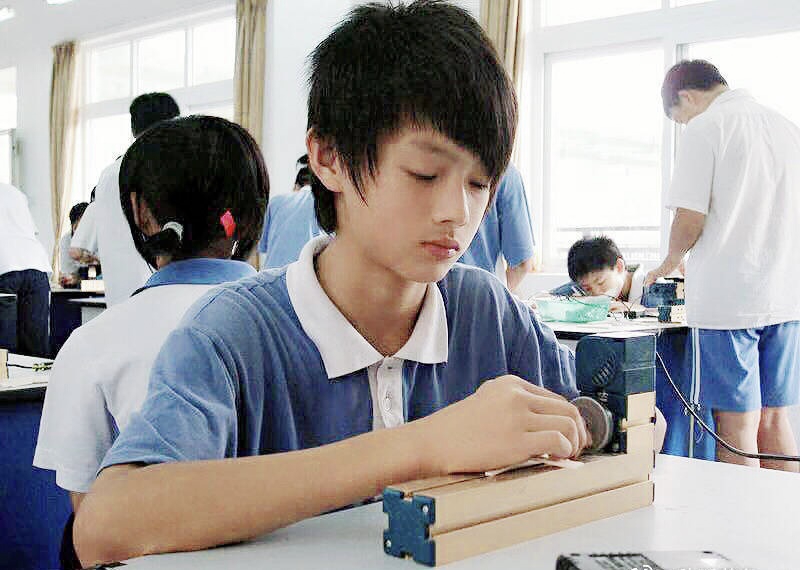 组图:许凯高中旧照曝光穿白衬衫浓眉大眼青涩帅气第7张图片 组图:许凯高中旧照曝光穿白衬衫浓眉大眼青涩帅气第7张图片